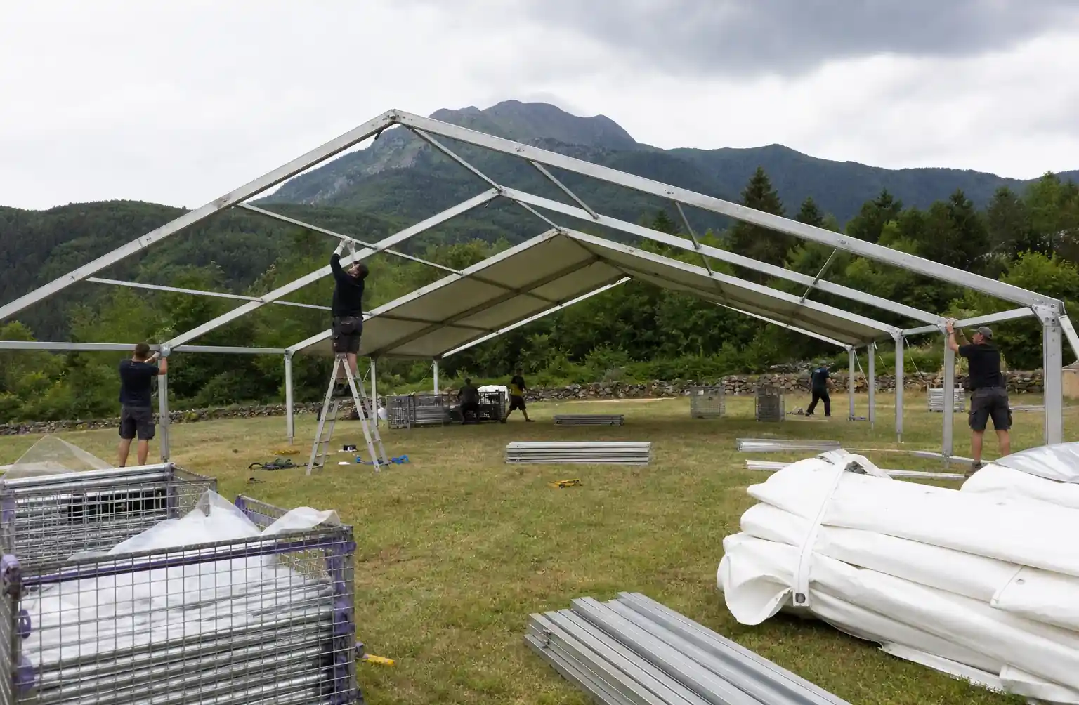4-rapid-tent-setup-crew-installation